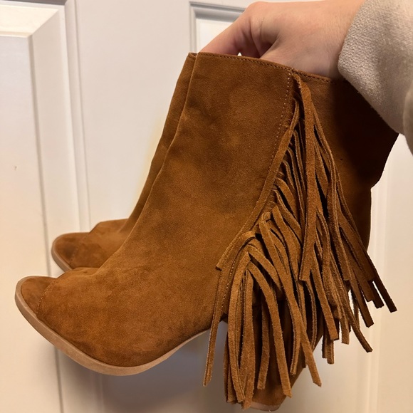 Women’s chunky heel, open toe booties with fringe. Size 6.5 - Picture 2 of 3